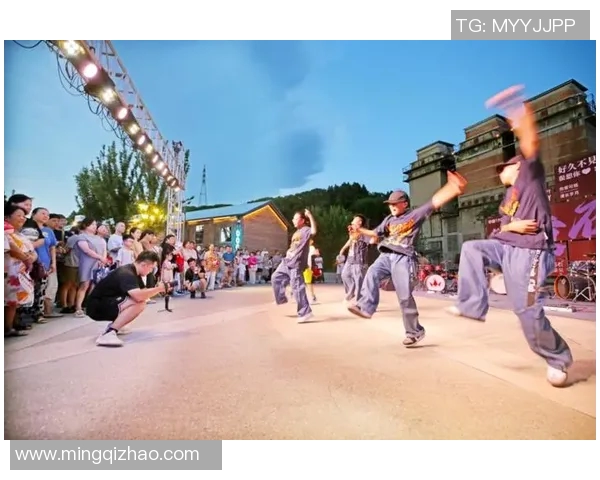 重庆街舞队的节奏之旅:感受街头舞动的热情与魅力 重庆街舞队的节奏之旅:感受街头舞动的热情与魅力