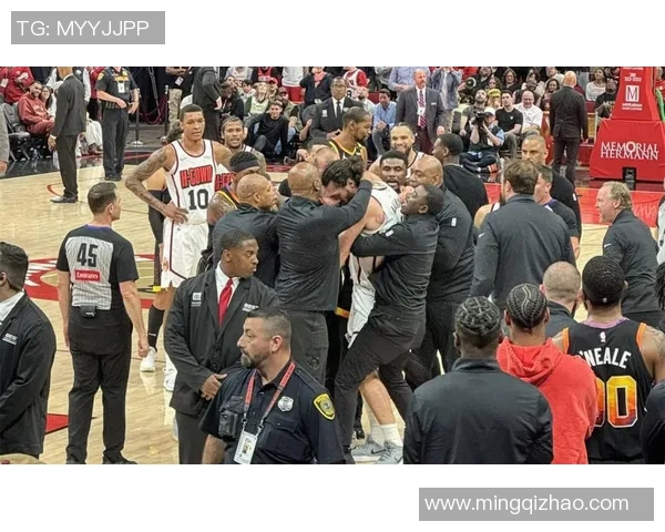 雷霆与勇士激战10月17日赛季前瞻精彩对决值得期待 雷霆与勇士激战10月17日赛季前瞻精彩对决值得期待